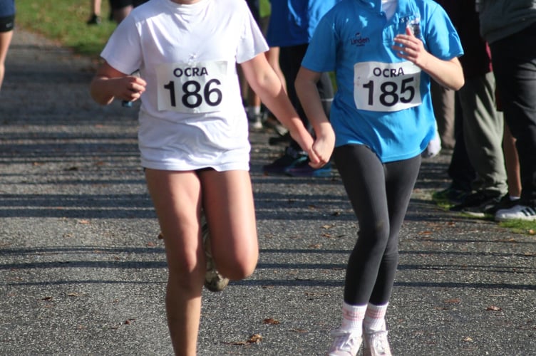 outh Tawton girls join forces at Castle Drogo cross country. Picture by Mhairi McCall.