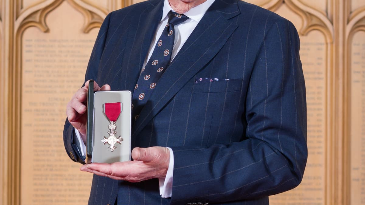 Ein Mann aus Yelverton erhält von Prinz William auf Schloss Windsor den ...