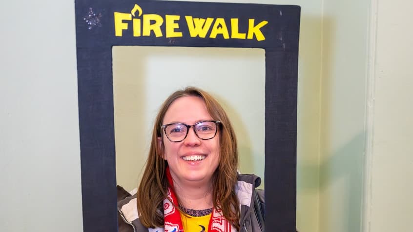 Ein Mitarbeiter von Specsavers in Okehampton läuft über glühende Flammen ...