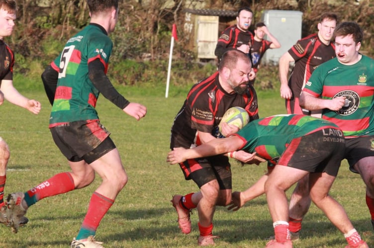 Jai Popplewell take the contact.