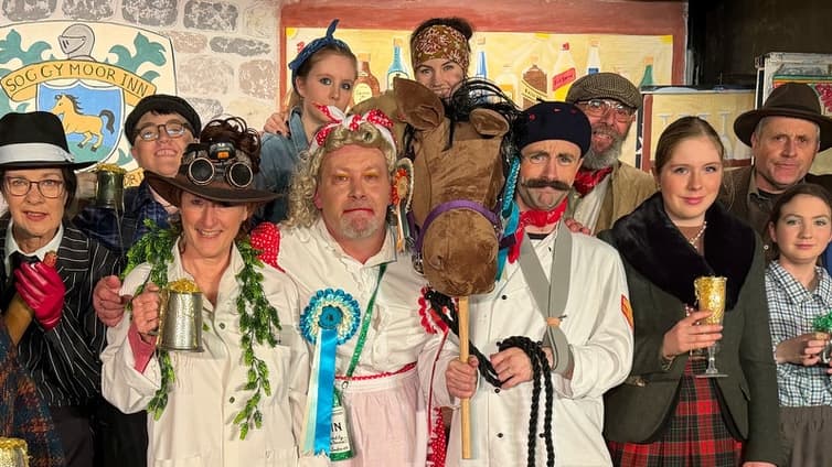Postbridge-Pantomime: Kriegsgeist auf der Bühne