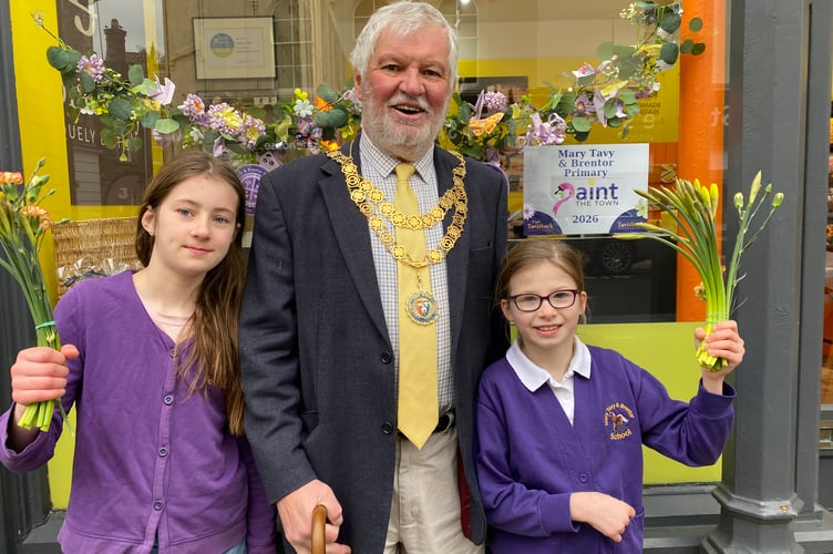 Tavistock Mayor Cllr Steve Hipsey joins Mary Tavy and Brentor School pupils Violet Smith and Ruby French to launch Tavistock BID's Paint the Town project at the Flapjackery shop.