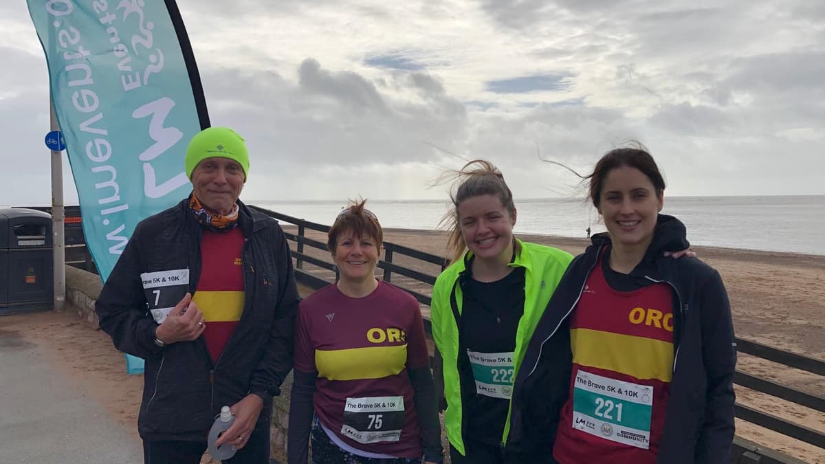 Trio des Okehampton Running Club trotzt dem Lauf in Exmouth.