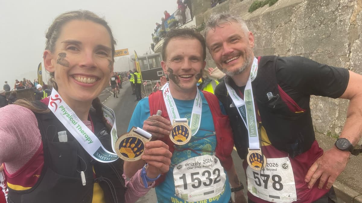Das Septett des Okehampton Running Clubs beißt sich in The Grizzly.