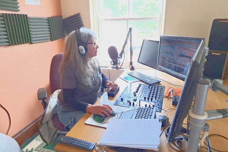 Alison joined Radio Horrabridge last year and broadcasts from the London Inn base.
