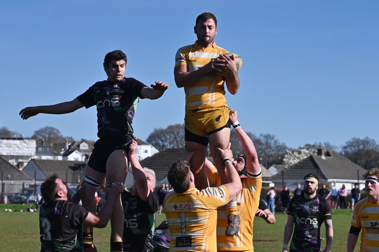 Counties 3 Tribute Ale Devon N&E rugby action from New Cross versus North Tawton. Final score 17-20