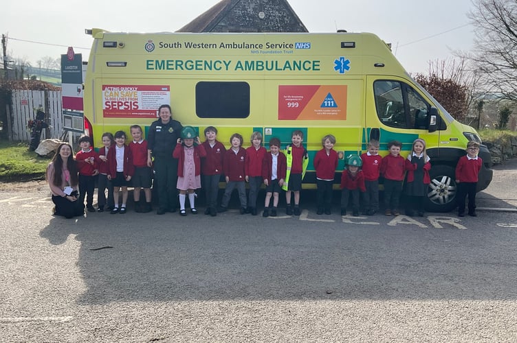 Lamerton pupils posed alongside paramedic Louise.