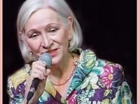 Injured singer to appear on stage 