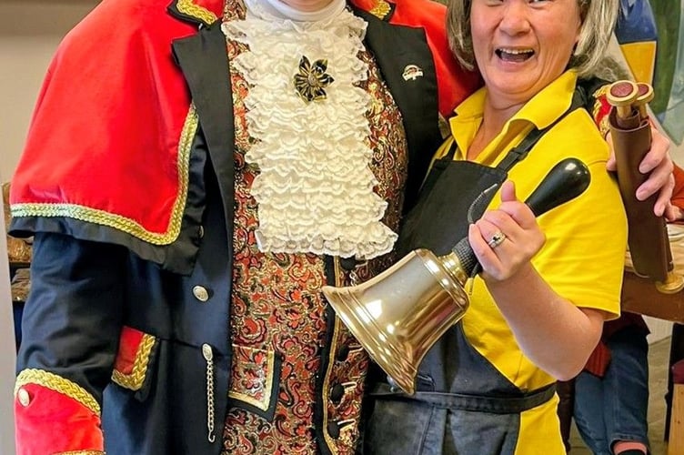 Callington town crier Tony Stentiford, popped into Calli Pizza Daytime cafe and let Suzi Scott 'ring his bell!'