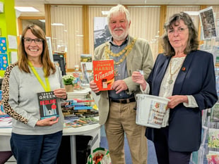 Queen supports town library book appeal
