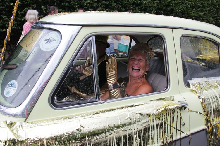 A stylish lady wave to the carnival crowds.