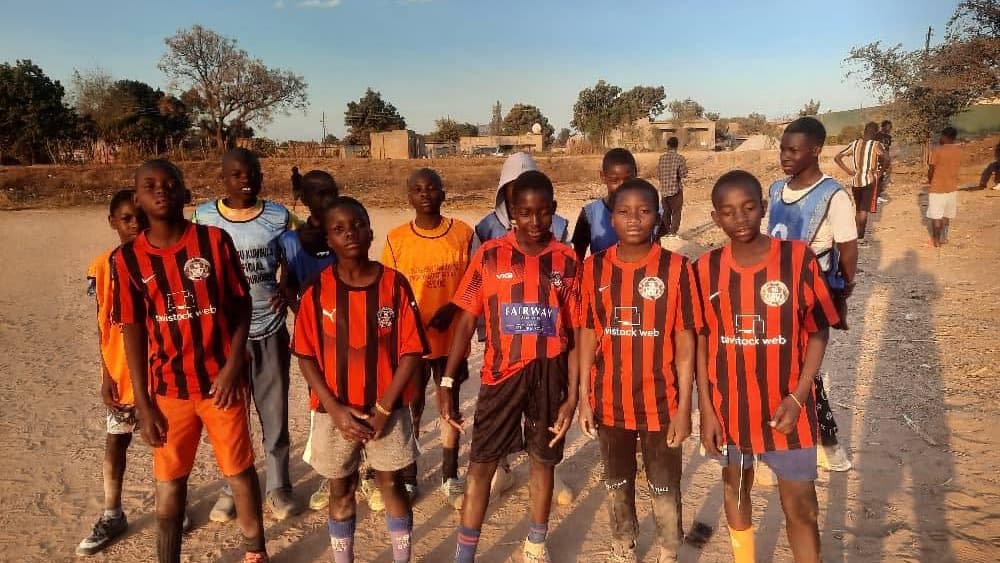 Afrikanische fußballbegeisterte Jungen profitieren vom Trikotverleih in ...