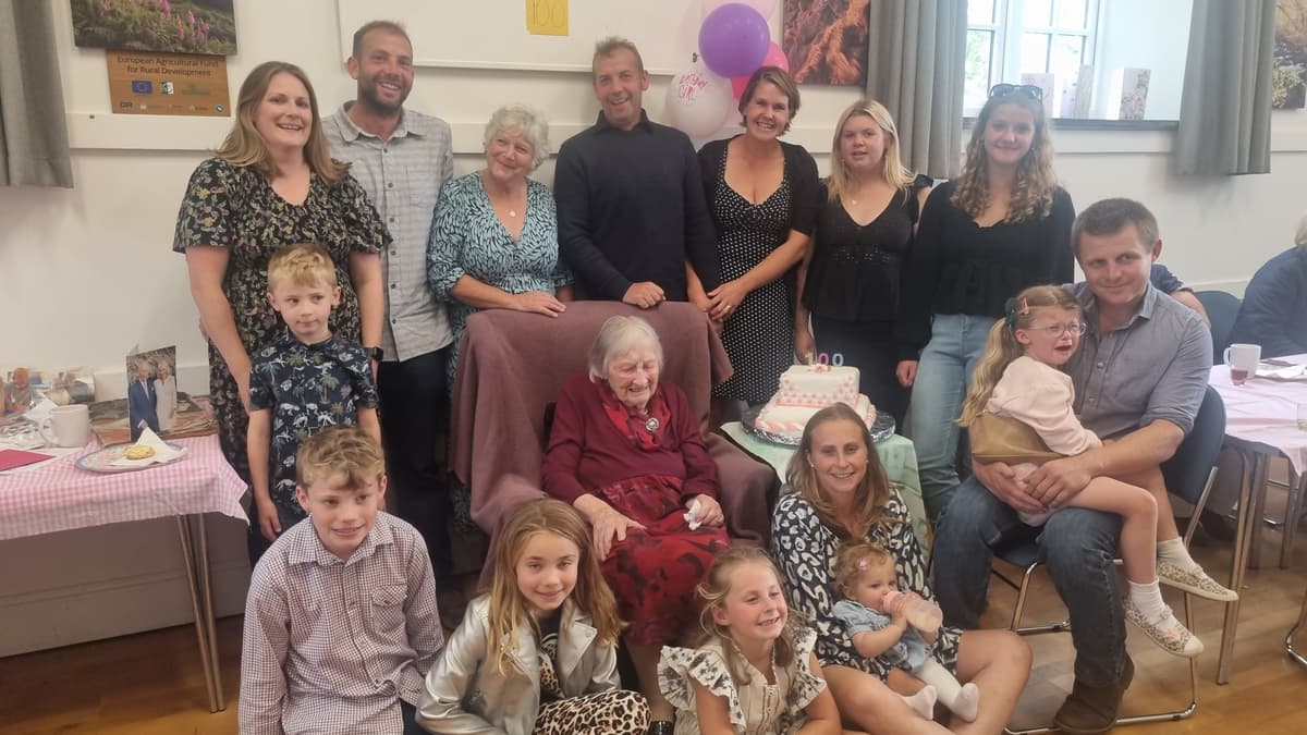 Die Landwirtin Ena feiert ihren 100. Geburtstag im Kreise ihrer Familie