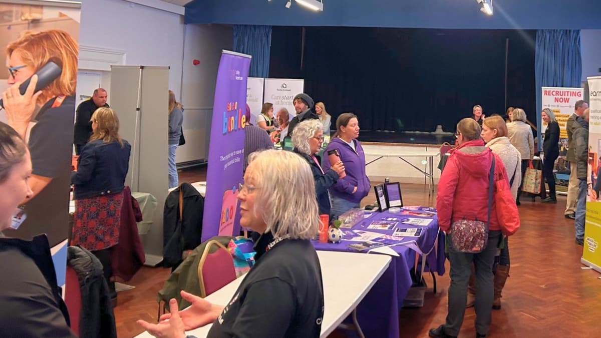 Die West Devon Jobmesse: Lokale Talente und Unternehmen verbinden