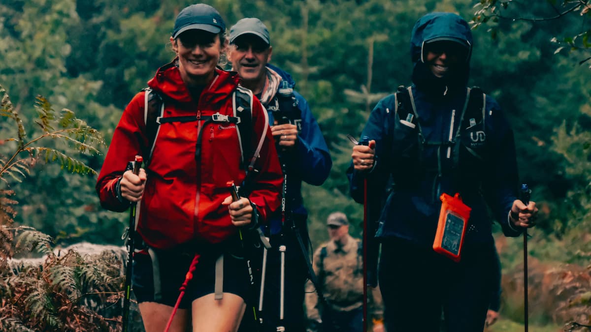 Unerschrockene Wanderer trotzen dem Moor für die Rettungskräfte von ...