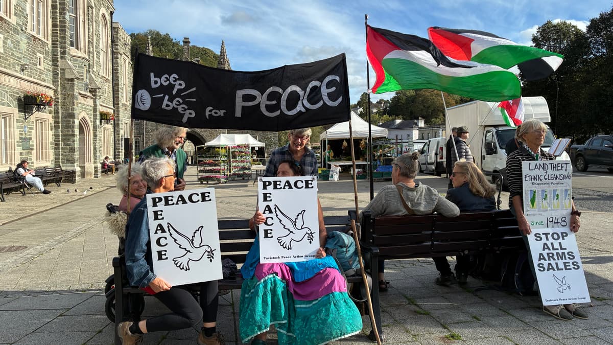 Aktivisten gedenken drei Jahren Friedensmahnwachen für Gaza in Tavistock