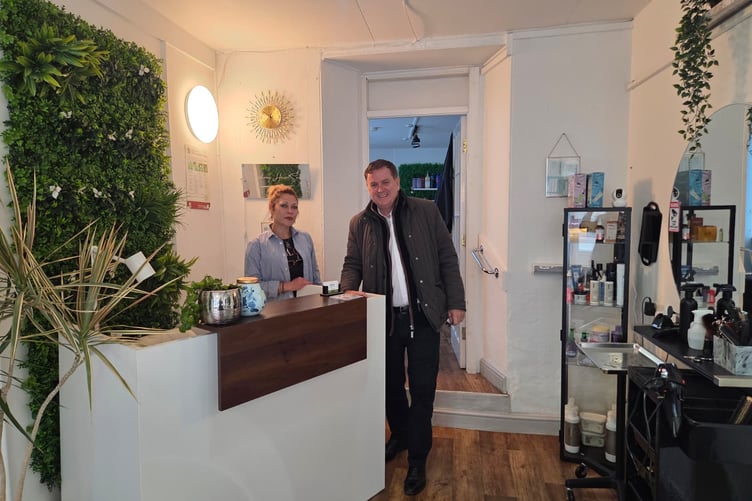 Left to right: Mariana Voicu, Sir Mel Stride MP. Location: Symphony Hair, Fore
Street, Okehampton